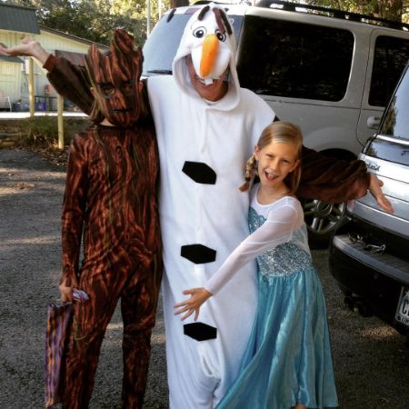 Aurora Andrus was photographed in Elsa's costume in the 2014's Halloween. 